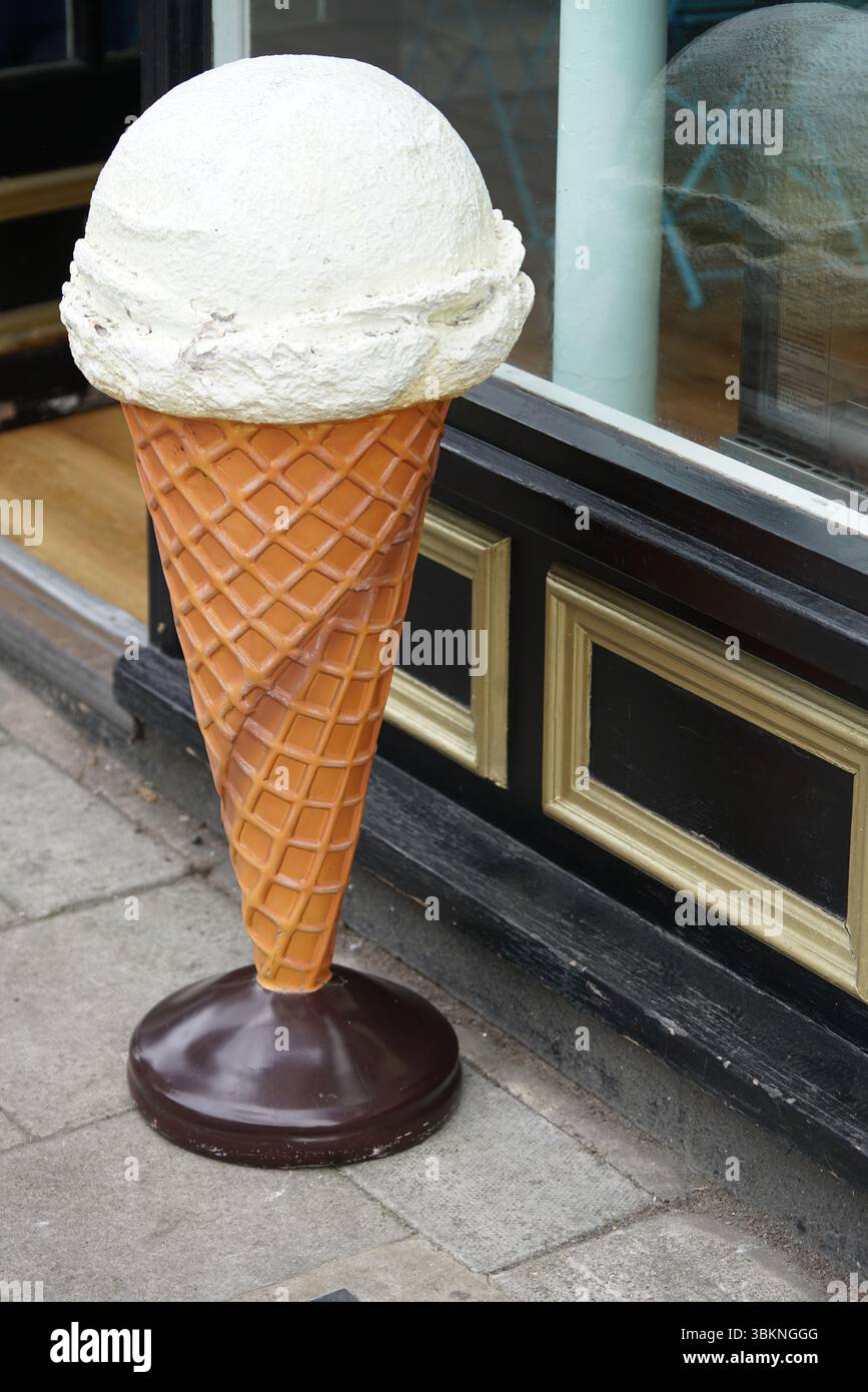 Großer dekorativer Eiskegel außerhalb eines Ladengeschäfts. Guildford, England Stockfoto
