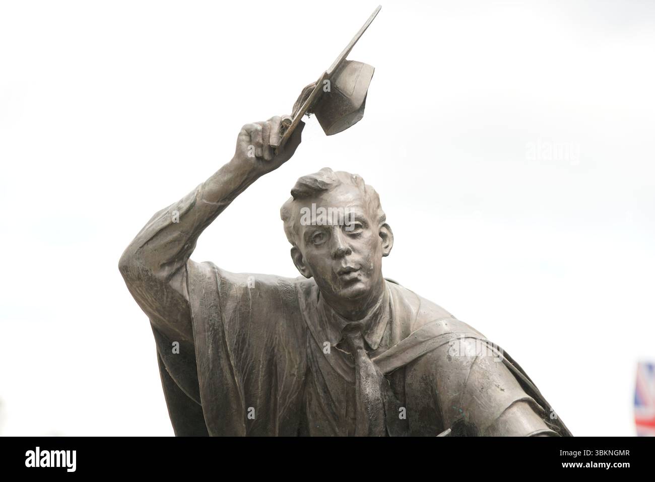 Bronzestatue von Celebrating Graduate Holding Books und Cap. Guildford, England Stockfoto