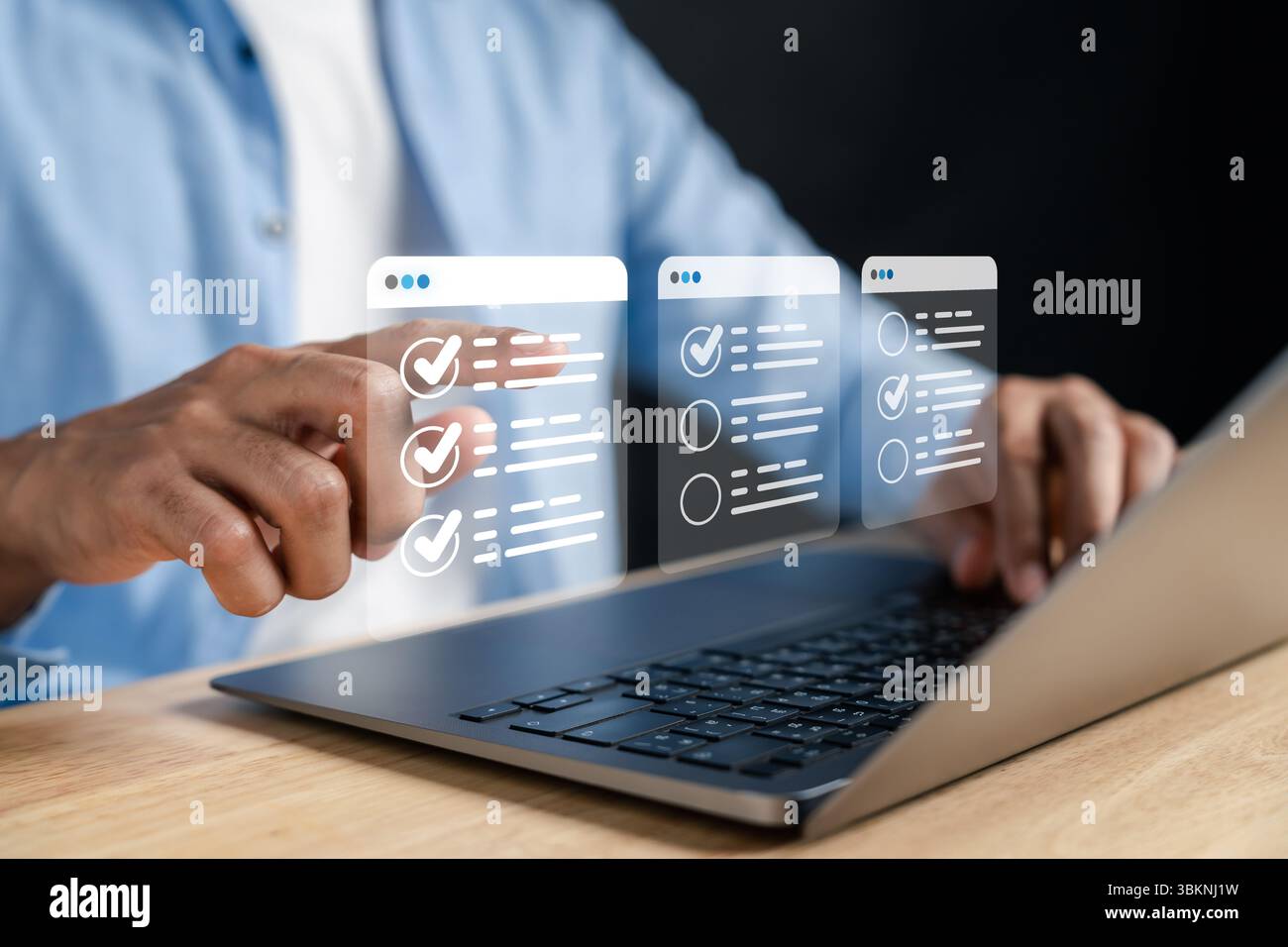 Digitale Checkliste und genehmigte Dokumentschnittstelle zur Aufgabenverwaltung und Bestätigung von Laptops. Ideal für Online-Formulare, Validierungen und Geschäfte Stockfoto