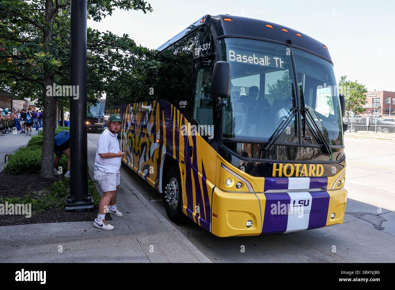 Omaha, NE, USA. Juni 2025. Der Team-Bus der LSU fährt im zweiten Spiel der NCAA Men's College World Series zwischen den Chanticleers der Coastal Carolina University und den LSU Tigers im Charles Schwab Field Omaha in Omaha, NE, zum Absetzbereich des Teams am Charles Schwab Field. Jonathan Mailhes/CSM (Credit Image: © Jonathan Mailhes/Cal Sport Media). Quelle: csm/Alamy Live News Stockfoto