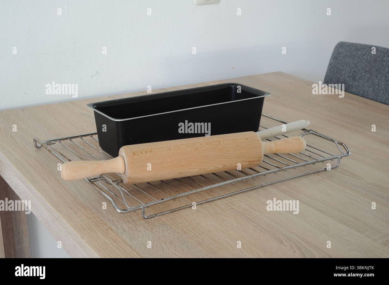 Nudelnadel, Backform und Backgestell auf einem Holztisch Stockfoto