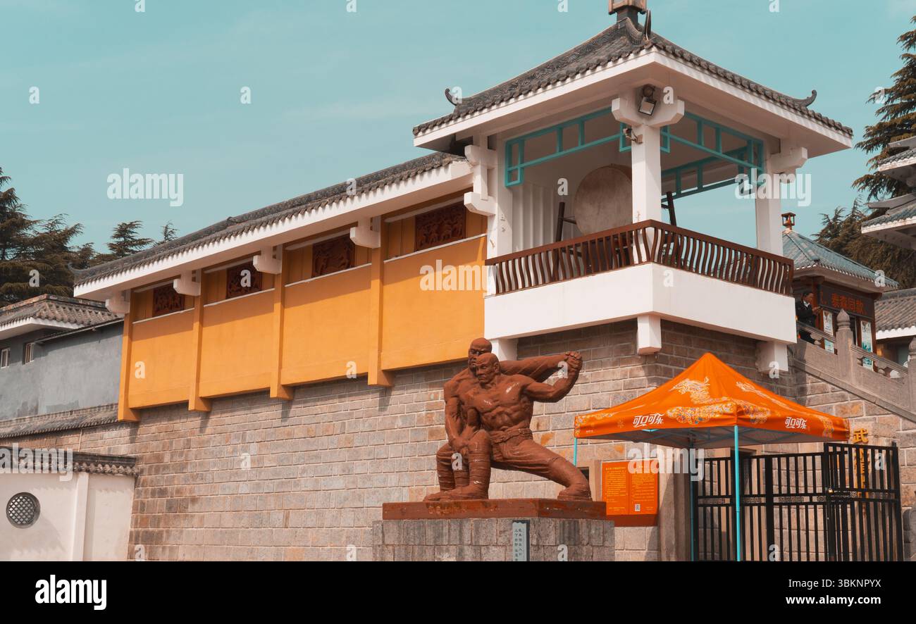 Shaolin Kung Fu Statuen vor den Toren des Kung Fu Show Theaters im Shaolin Kloster in Dengfeng, Zhengzhou, China Stockfoto