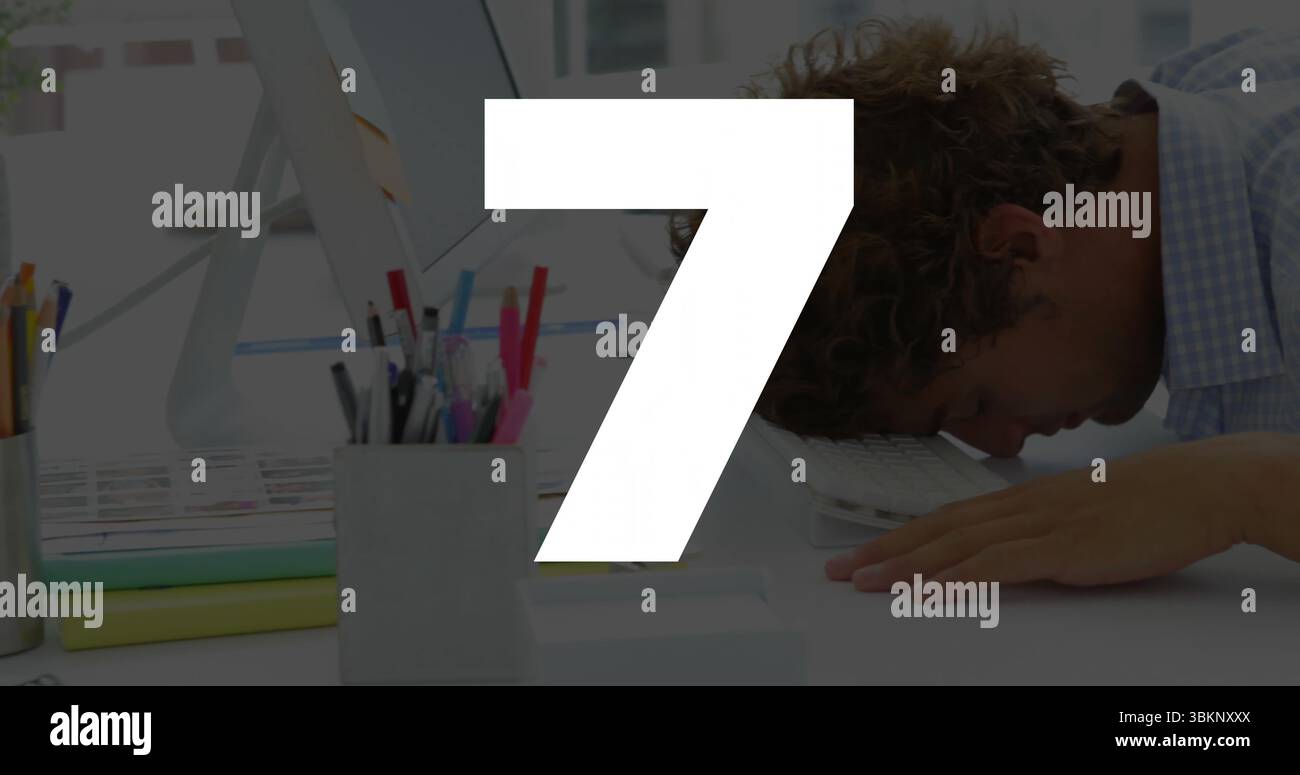 Ruhender Büroangestellter mit blauem Hemd, der mit der Vorderseite nach unten auf der Tastatur am Schreibtisch liegt, mit Stiften, Kopierraum Stockfoto