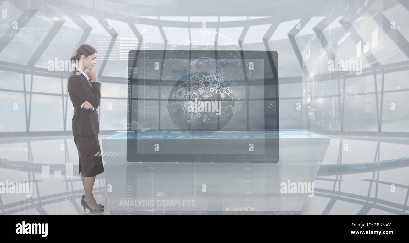 Manipulation von Führungskräften im Anzug, Erkundung der Hologrammkugel auf dem Touchscreen im Kontrollraum, Kopierraum Stockfoto