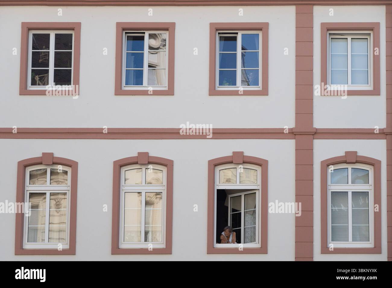 Mainz, Rheinland Pfalz, Deutschland. Juni 2025. Eine Frau schaut aus ihrem Fenster während einer Hitzewelle in Mainz. (Kreditbild: © Matias Basualdo/ZUMA Press Wire) NUR REDAKTIONELLE VERWENDUNG! Nicht für kommerzielle ZWECKE! Stockfoto