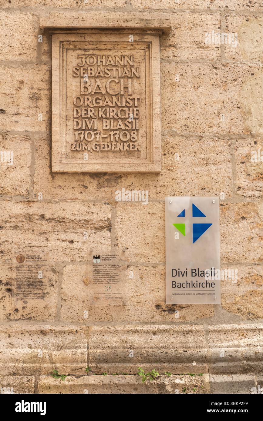 Gedenktafel an J. S. Bach als Organist (1707–1708) der Divi Blasii-Kirche, historische Stadt Mühlhausen, Thüringen Stockfoto