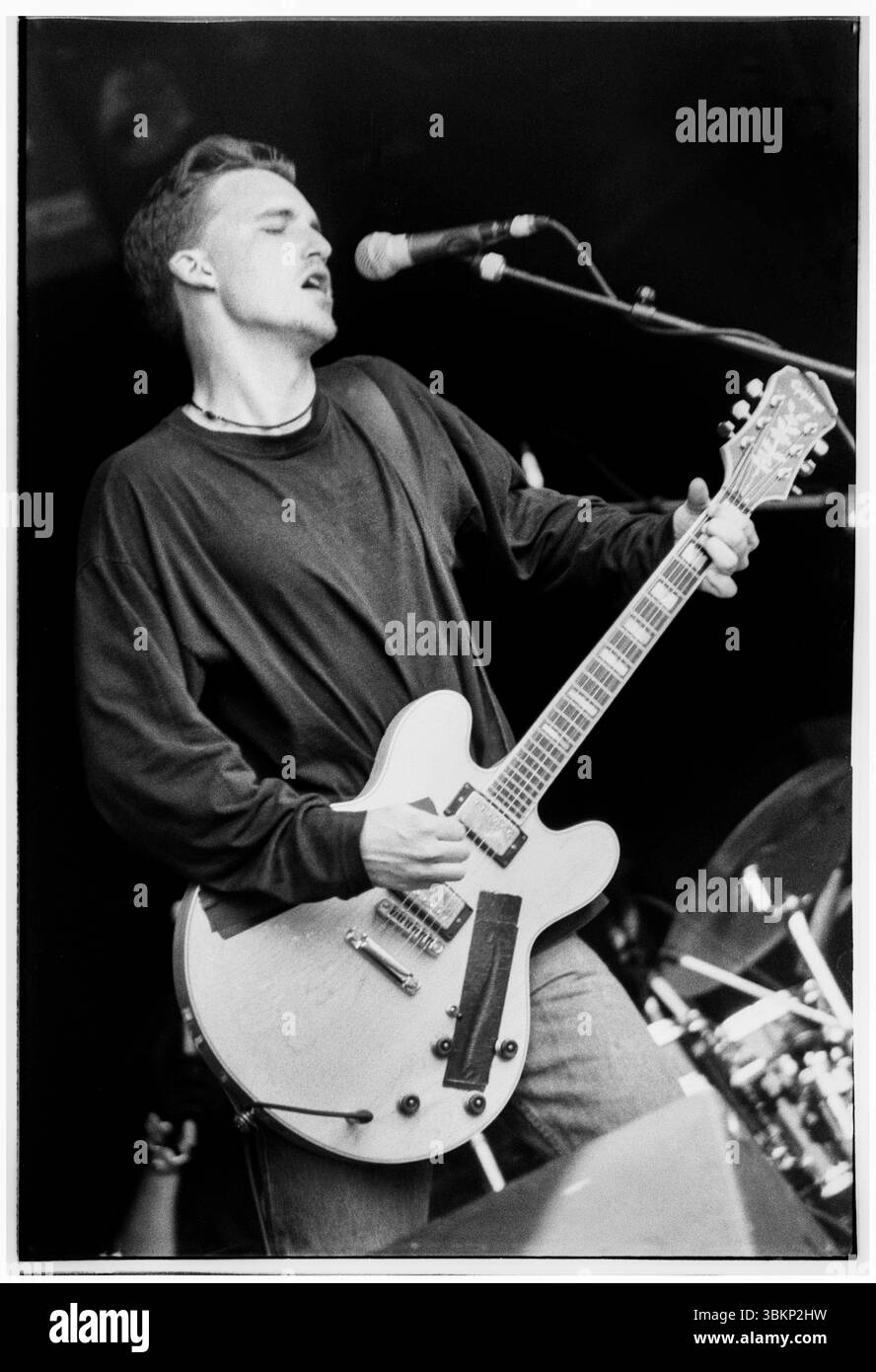 THE GOD MACHINE, KONZERT, GLASTONBURY FESTIVAL, 1993: Sänger und Gitarrist Robin Proper-Sheppard von The God Machine on the NME Stage beim Glastonbury Festival, Pilton, England, 25. Juni 1993. Foto: ROB WATKINS. INFO: The God Machine, ein Trio aus San Diego, das 1991–1994 aktiv war, zog nach London. Ihr dunkler, industriell gefärbter Alternativrock definierte Kultalben Scenes from the Second Storey (1993) und One Last Laugh in a Place of Dying (1994). Ihre Karriere endete tragischerweise mit dem plötzlichen Tod des Bassisten Jimmy Fernandez an einer Gehirnblutung. Stockfoto
