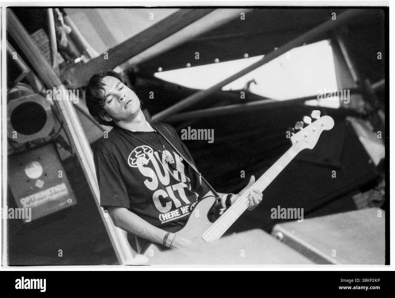 JIMMY FERNANDEZ (1965–1994), THE GOD MACHINE, KONZERT, GLASTONBURY FESTIVAL, 1993: Bassist Jimmy Fernandez (1965–1994) von The God Machine on the NME Stage beim Glastonbury Festival, Pilton, England, 25. Juni 1993. Foto: ROB WATKINS. INFO: The God Machine, ein Trio aus San Diego, das 1991–1994 aktiv war, zog nach London. Ihr dunkler, industriell gefärbter Alternativrock definierte Kultalben Scenes from the Second Storey (1993) und One Last Laugh in a Place of Dying (1994). Ihre Karriere endete tragischerweise mit dem plötzlichen Tod des Bassisten Jimmy Fernandez an einer Gehirnblutung. Stockfoto