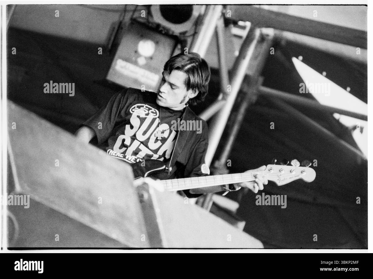 JIMMY FERNANDEZ (1965–1994), THE GOD MACHINE, KONZERT, GLASTONBURY FESTIVAL, 1993: Bassist Jimmy Fernandez (1965–1994) von The God Machine on the NME Stage beim Glastonbury Festival, Pilton, England, 25. Juni 1993. Foto: ROB WATKINS. INFO: The God Machine, ein Trio aus San Diego, das 1991–1994 aktiv war, zog nach London. Ihr dunkler, industriell gefärbter Alternativrock definierte Kultalben Scenes from the Second Storey (1993) und One Last Laugh in a Place of Dying (1994). Ihre Karriere endete tragischerweise mit dem plötzlichen Tod des Bassisten Jimmy Fernandez an einer Gehirnblutung. Stockfoto