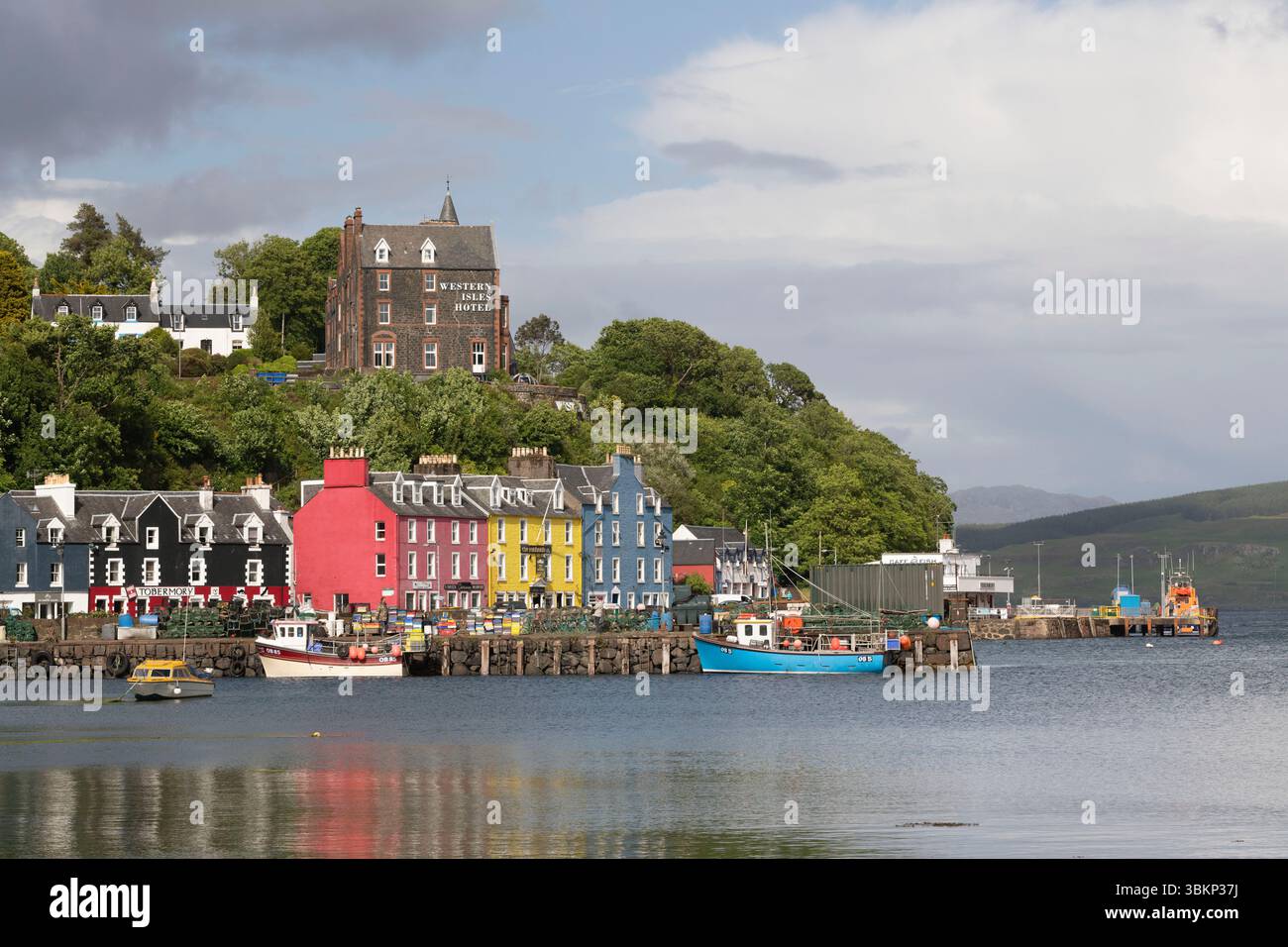 Ein Blick über die Tobermory Bay zum Fisherman's Pier, den hell bemalten Gebäuden an der Main Street und dem Western Isles Hotel Stockfoto