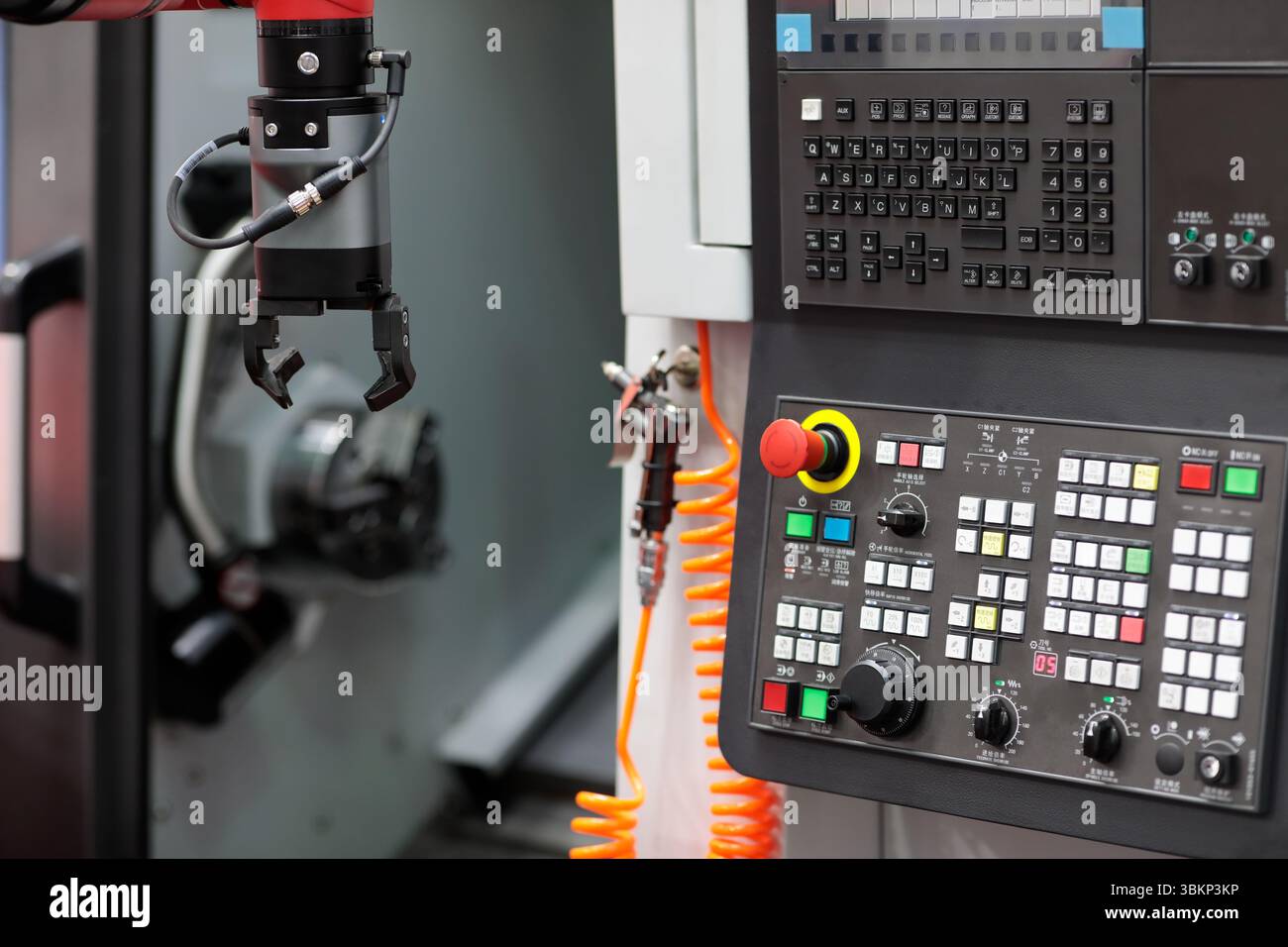 Cobot-Greifer und CNC-Drehmaschine. Maschinelle Bedienung mit kollaborativen Robotern oder Cobots. Automatisierung des Platzierens von Teilen in CNC-Drehmaschinen mit Cobot. Stockfoto