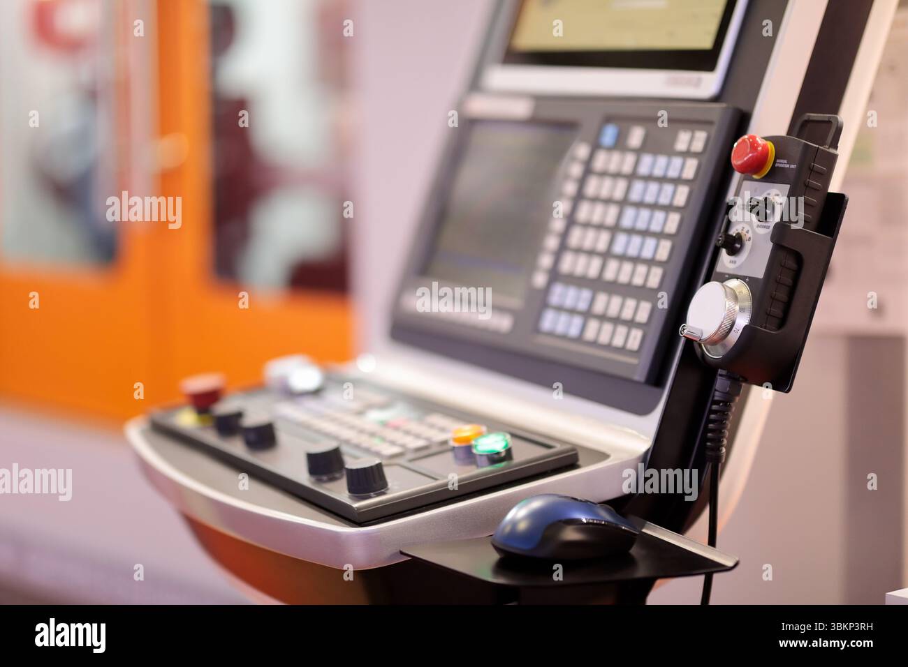 Mensch-Maschine-Schnittstelle oder HMI für eine CNC-Maschine. Selektiver Fokus. Stockfoto