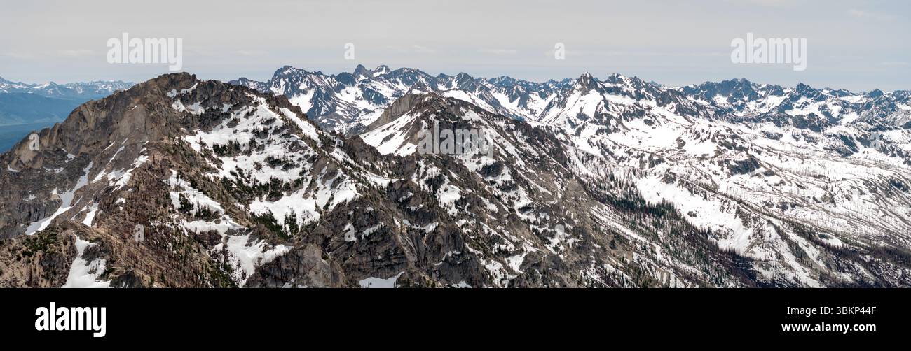 Schneebedeckte Berggipfel in Idaho Stockfoto