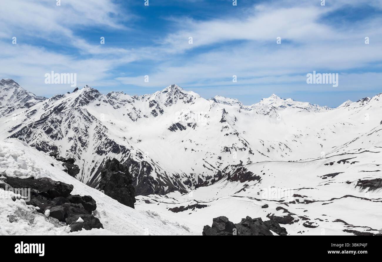 Schneebedeckte Kaukasusberge, Panoramablick vom Mount Elbrus Stockfoto