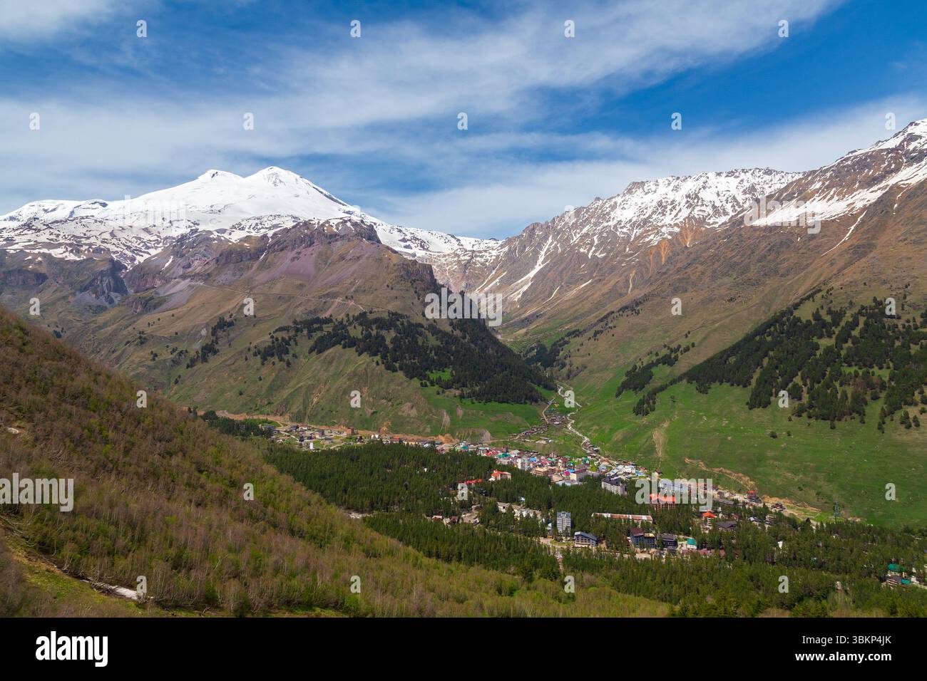 Dorf Terskol am Fuße des Berges Elbrus in Kabardino-Balkaria, Russland. Luftaufnahme. Stockfoto