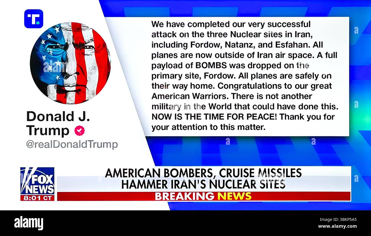 Im Fernsehen übertragene Ankündigung von Fox News über den US-Luftangriff (Operation Midnight Hammer) auf iranische Atomanlagen am Samstag, 21. Juni 2025. Der Streik wurde erstmals von US-Präsident Donald Trump im Social Media-Sender Truth Social angekündigt. Fox News zeigte den Post in den sozialen Medien im internationalen Fernsehen. Stockfoto