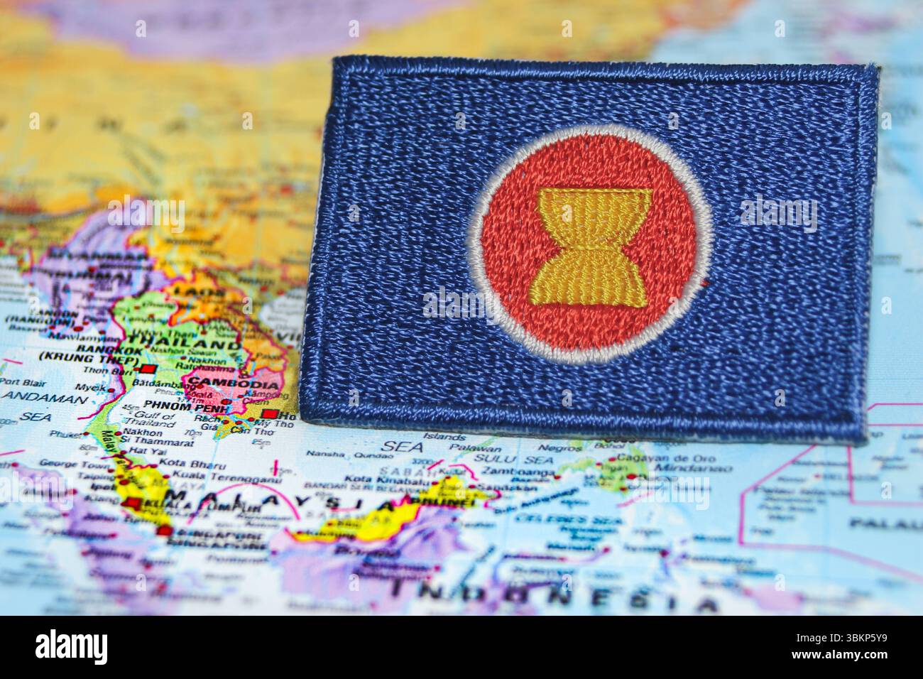 ASEAN-Flagge im Öko-Stil auf der Karte Südostasiens, die regionale Einheit und touristische Beziehungen durch nachhaltige Werte widerspiegelt. Stockfoto