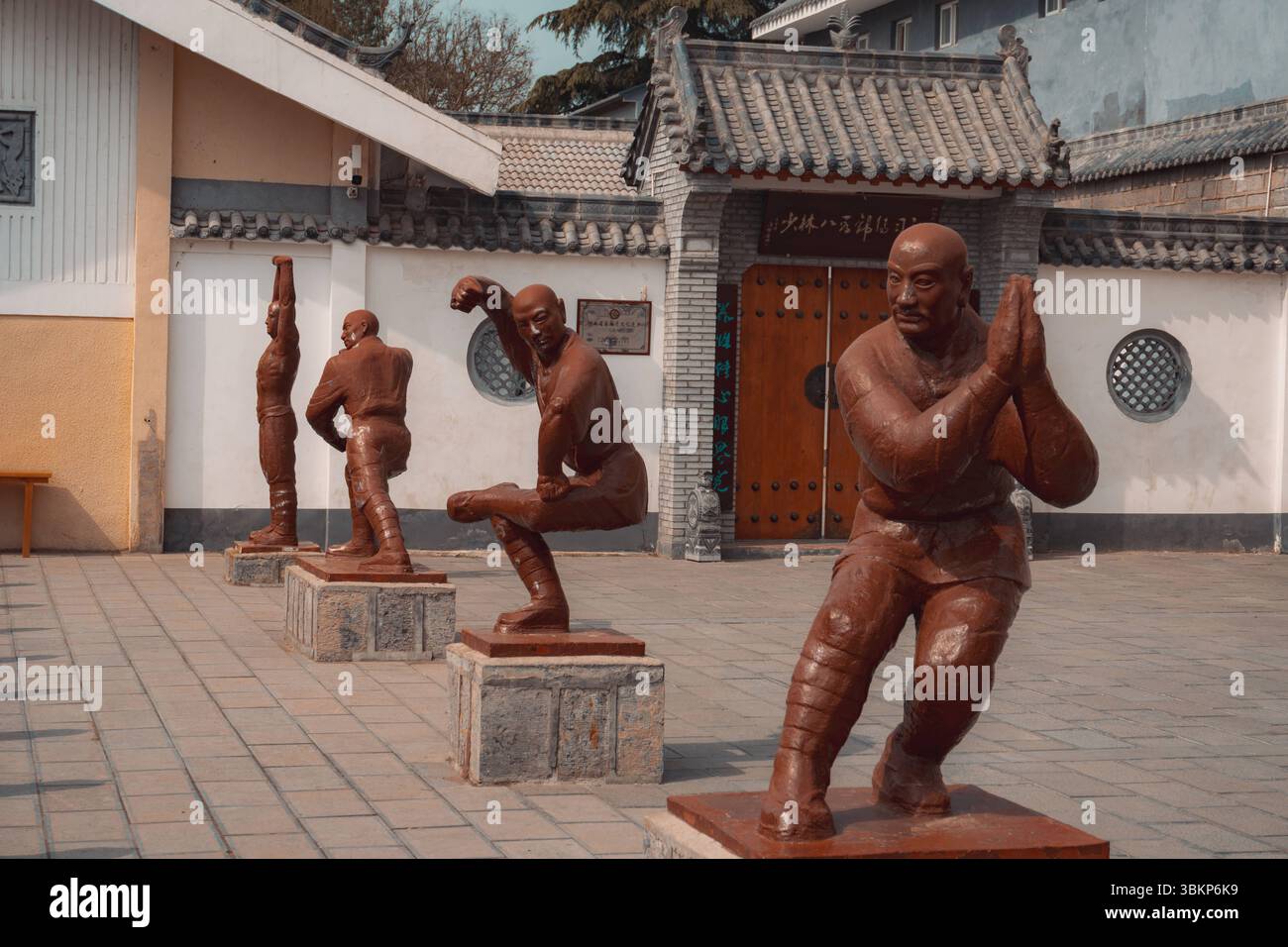 Reise, China, buddhistische Tradition und die Kampfkunst Kung Fu Shaolin Kung Fu Statuen vor den Toren des Kung Fu Show Theaters in der Shaolin Stockfoto