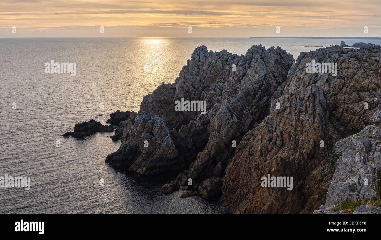 Sonnenuntergang über den dramatischen Klippen von Pointe de Pen-Hir auf der Halbinsel Crozon in der Bretagne, Frankreich. Zerklüftete Felsformationen und ruhiges Meer Stockfoto