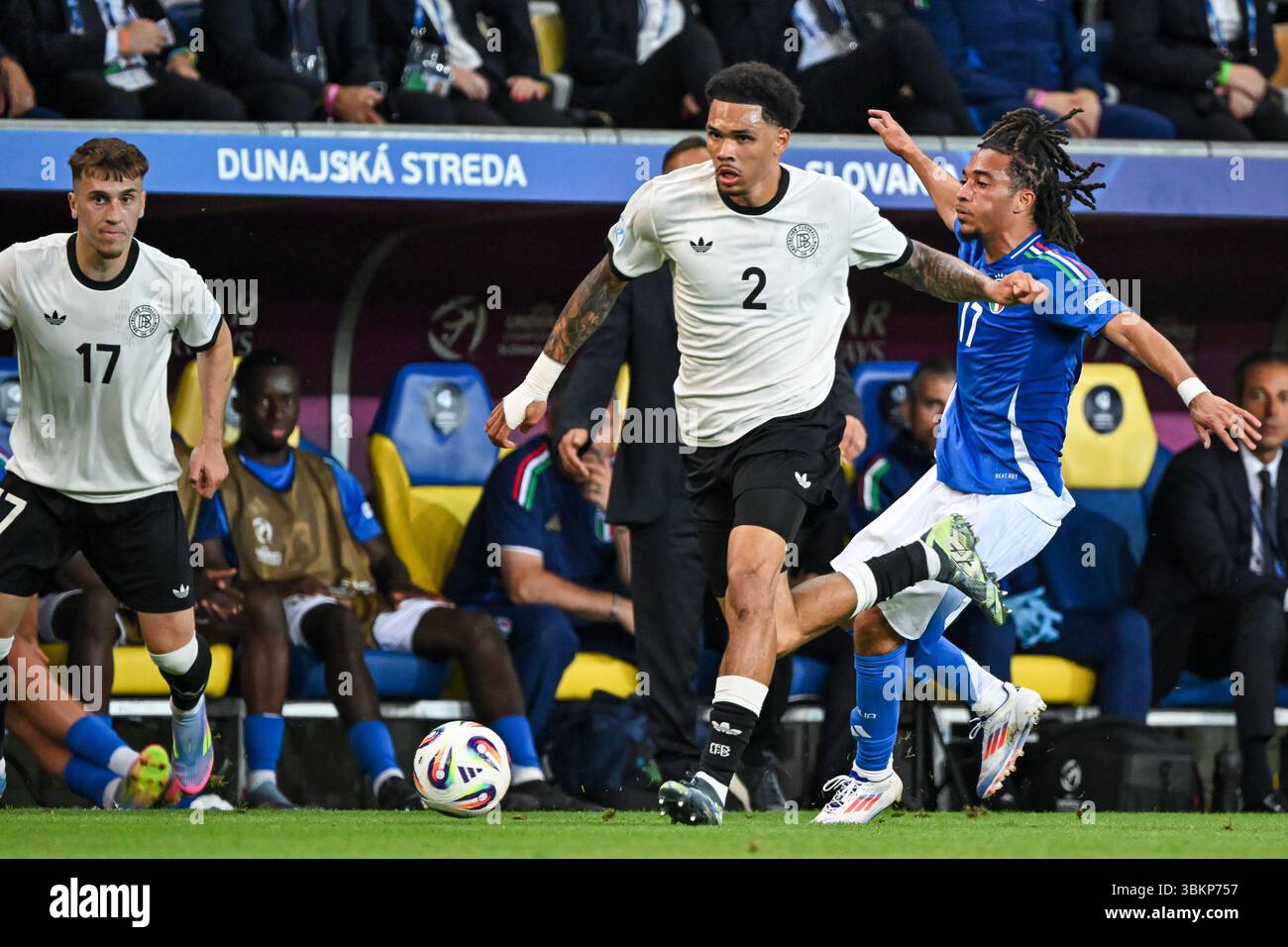 DUNAJSKA STREDA - (l-r) Nnamdi Collins aus Deutschland U21, Luca Koleosho aus Italien U21 in der DAC Arena während des Viertelfinalspiels der U21-Europameisterschaft zwischen Deutschland und Italien. ANP | Hollandse Hoogte | GERRIT VAN KEULEN Stockfoto