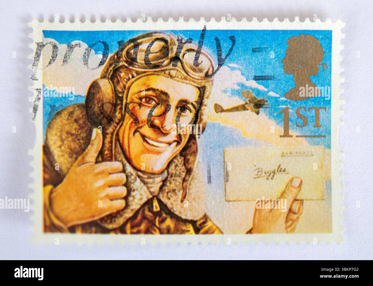 Britische Briefmarke mit der Figur von Biggles aus einem Set, das Kinder-Comic-Helden zeigt, herausgegeben 1994 Stockfoto