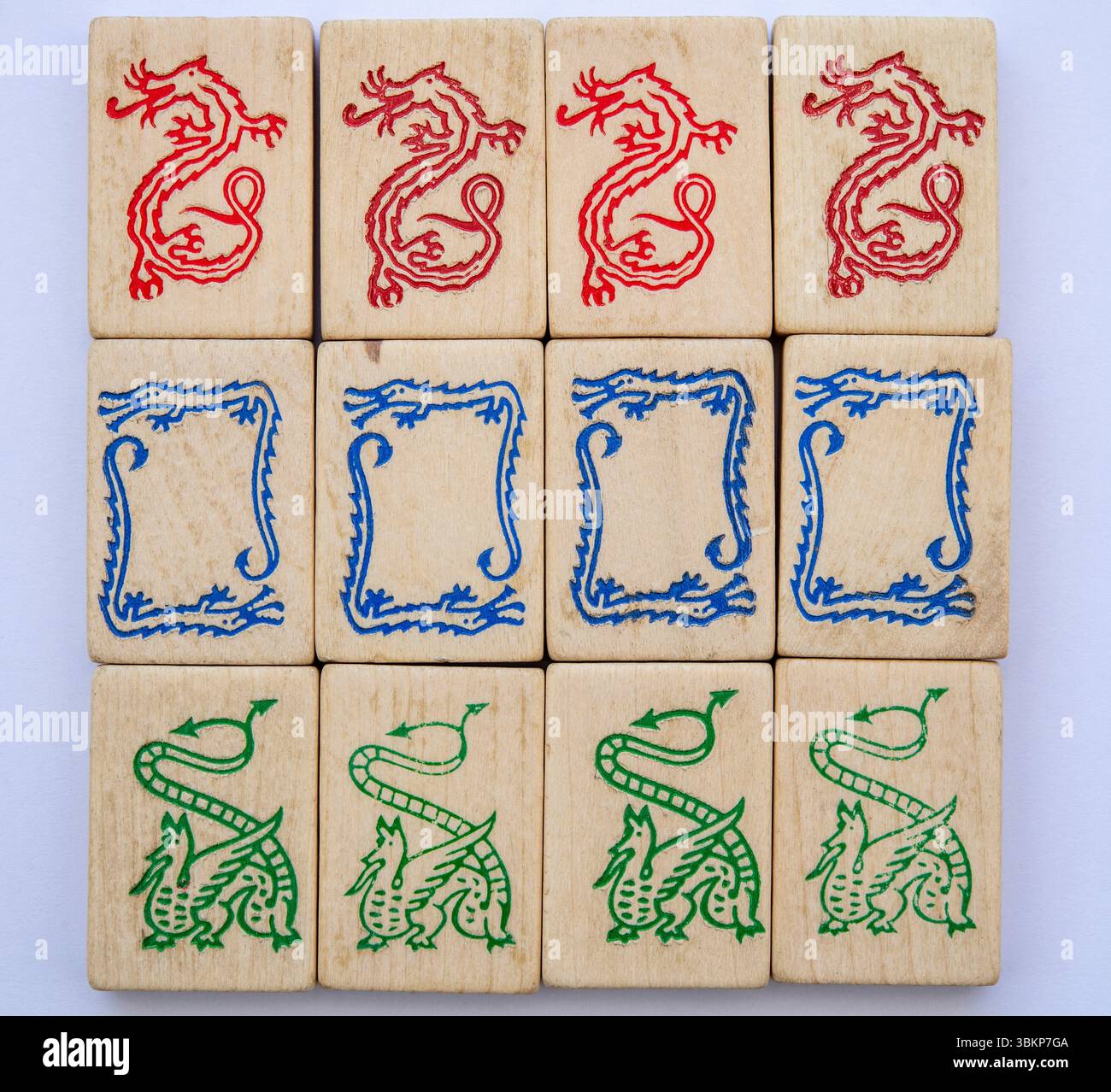 Rote, blaue und grüne Drachenfliesen aus einem Mahjong-Spiel Stockfoto