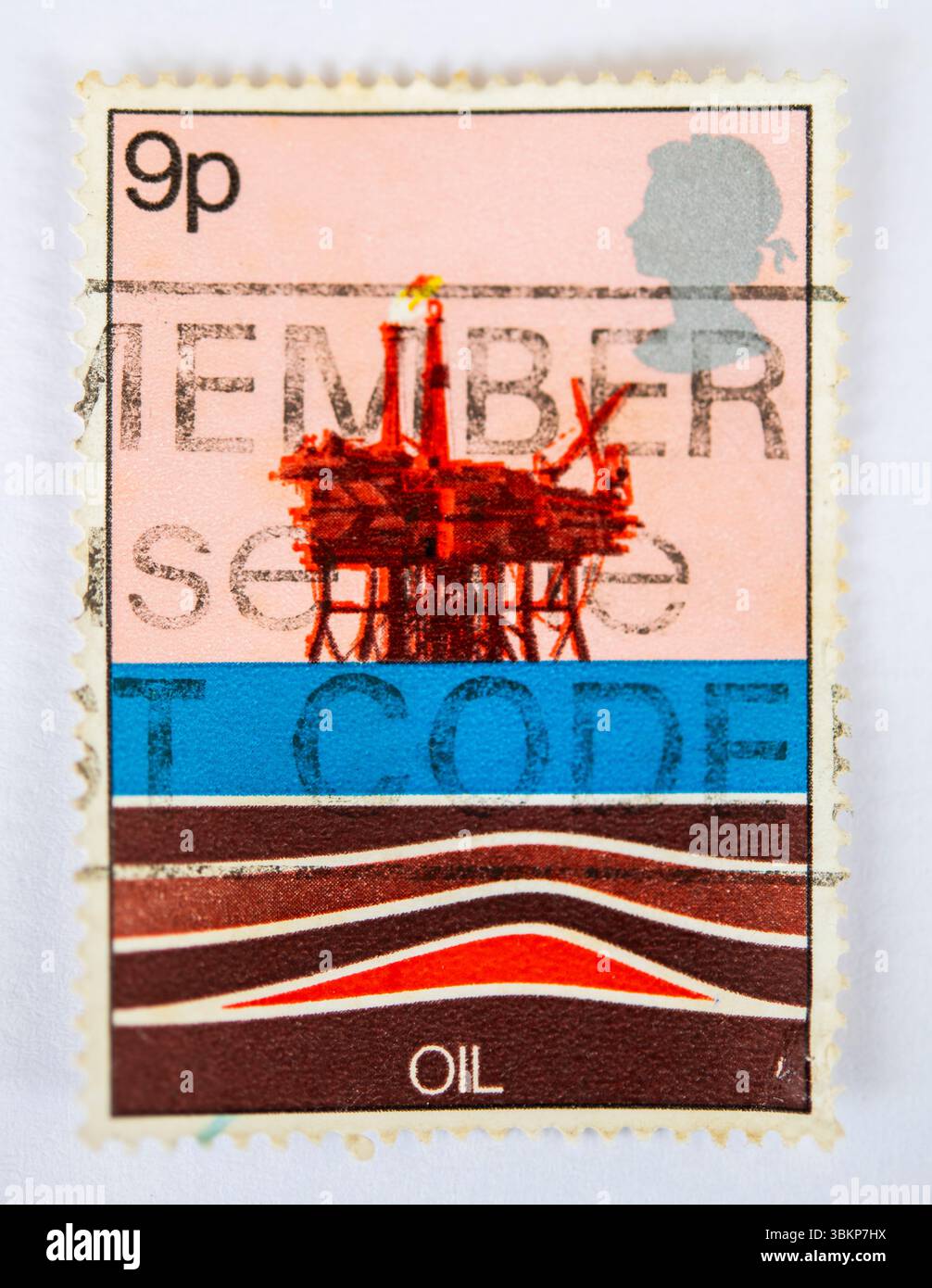 Britische Briefmarke mit einer Nordsee-Ölplattform, die Teil eines Sets für Energiequellen ist und 1978 ausgestellt wurde Stockfoto
