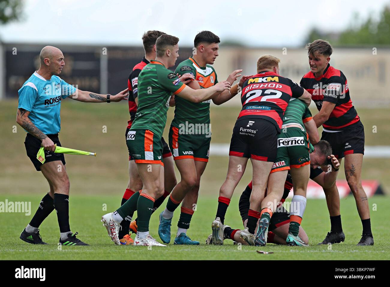 Beide Teams treffen sich beim Betfred Championship Match Hunslet RLFC gegen Barrow Raiders im South Leeds Stadium, Leeds, Großbritannien, 22. Juni 2025 (Foto: Sam Eaden/News Images) Stockfoto
