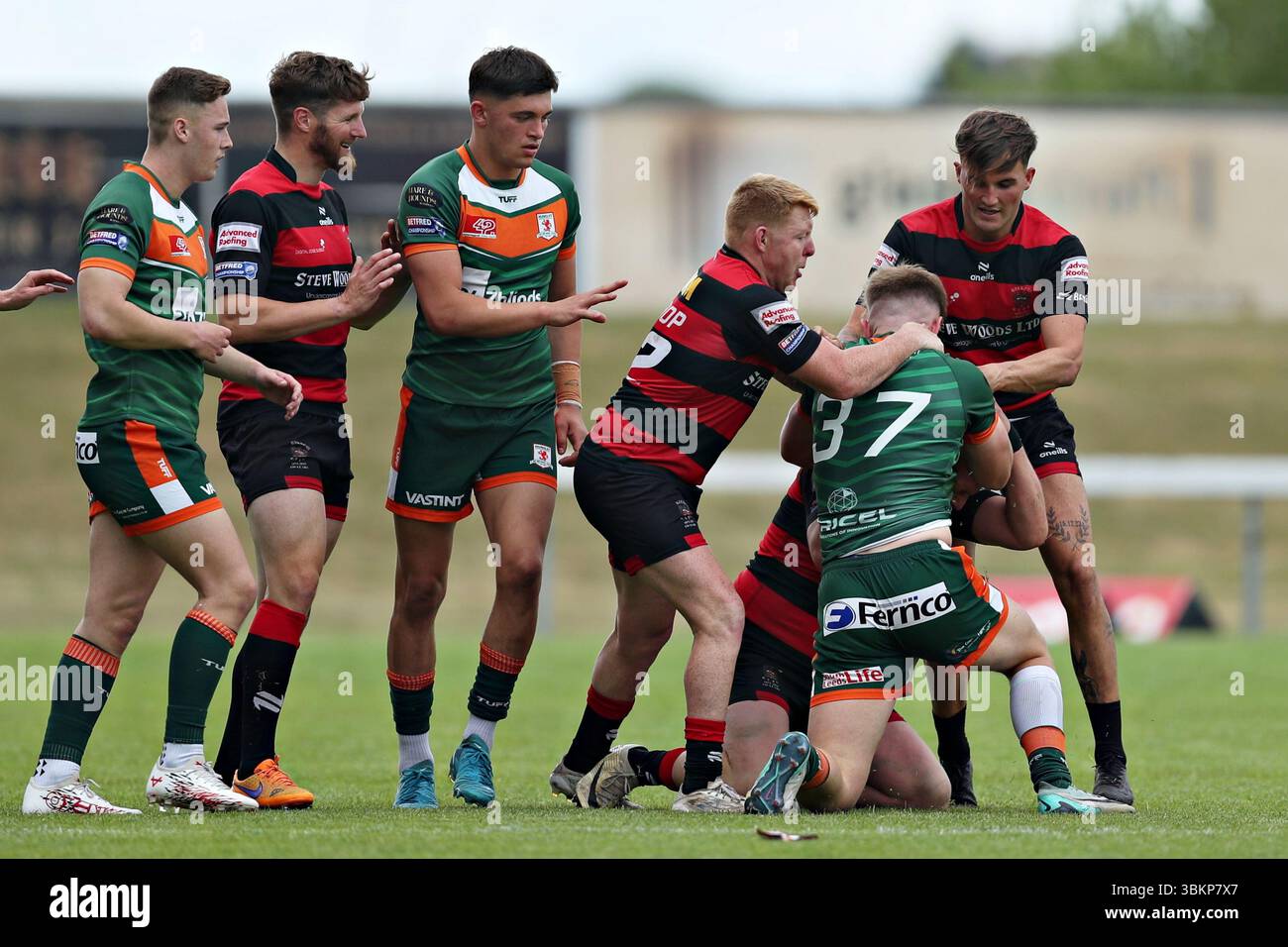 Beide Teams treffen sich beim Betfred Championship Match Hunslet RLFC gegen Barrow Raiders im South Leeds Stadium, Leeds, Großbritannien, 22. Juni 2025 (Foto: Sam Eaden/News Images) Stockfoto