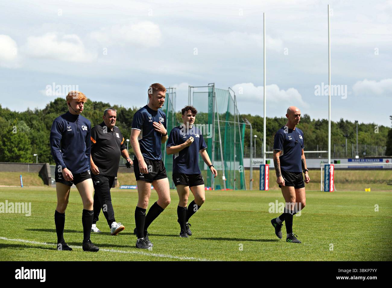 The Match Officers before the Betfred Championship Match Hunslet RLFC vs Barrow Raiders im South Leeds Stadium, Leeds, United Kingdom, 22. Juni 2025 (Foto: Sam Eaden/News Images) Stockfoto