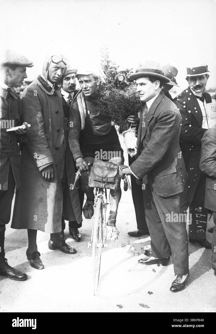 27. Juli 1913, Porträt des belgischen Radfahrers Philippe Thys, der den Sieg der Tour de France 1913 feiert. Archiv Sports Cycling Foto, Foto: Agence Rol, ID: ROL 31772 Stockfoto