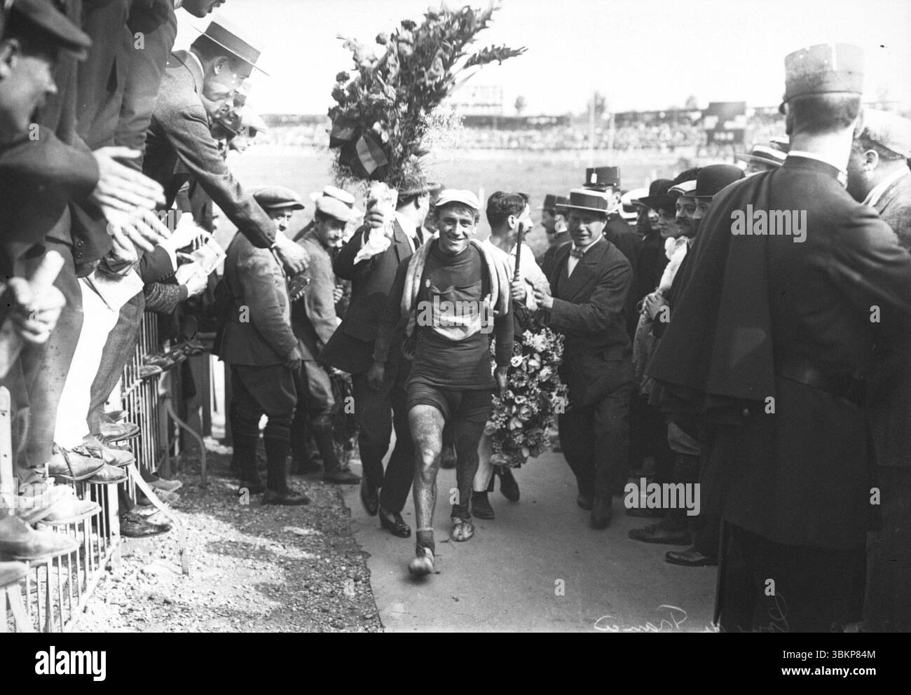 27. Juli 1913, Porträt des belgischen Radfahrers Philippe Thys, der den Sieg der Tour de France 1913 feiert. Archiv Sports Cycling Foto, Foto: Agence Rol, ID: ROL 31786 Stockfoto
