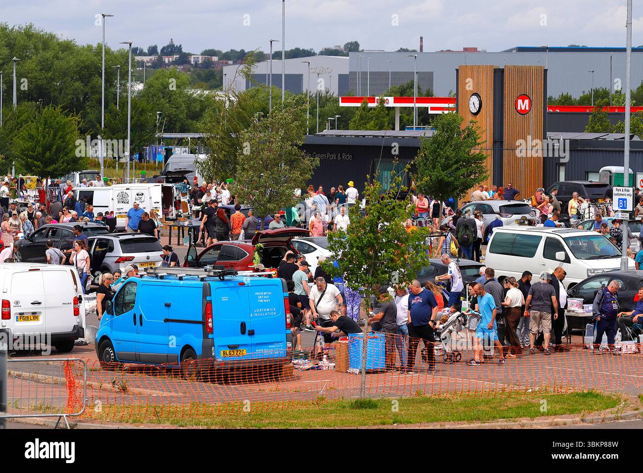 Sonntagnachmittag Verkauf von Motorbooten im Temple Green Park & Ride in Leeds, West Yorkshire, Großbritannien Stockfoto