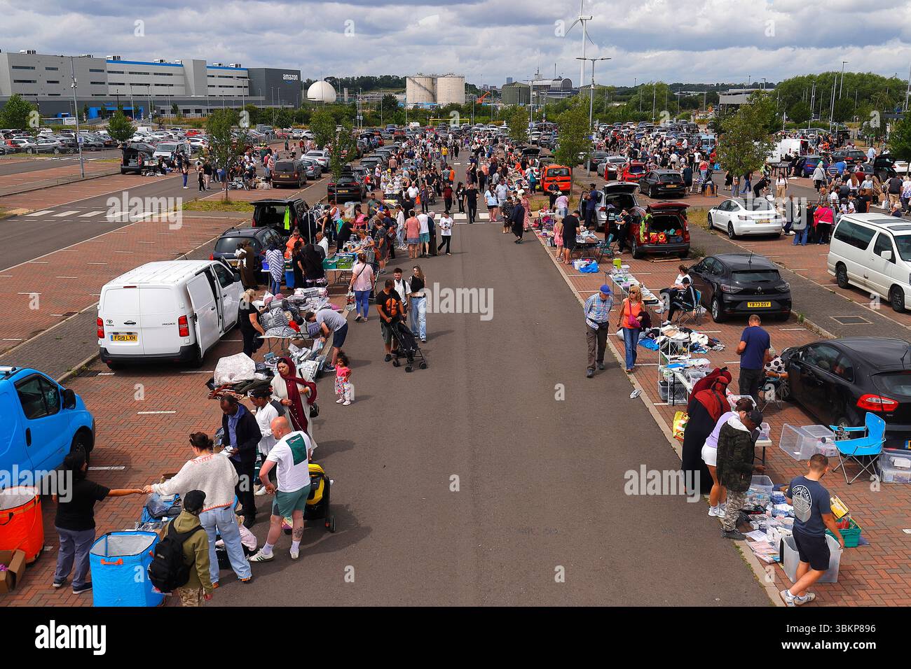 Sonntagnachmittag Verkauf von Motorbooten im Temple Green Park & Ride in Leeds, West Yorkshire, Großbritannien Stockfoto