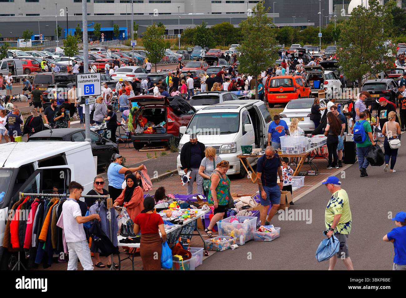 Sonntagnachmittag Verkauf von Motorbooten im Temple Green Park & Ride in Leeds, West Yorkshire, Großbritannien Stockfoto