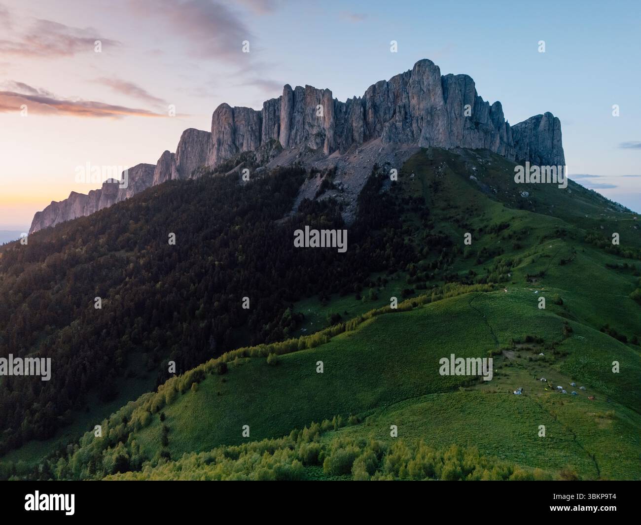 Blick über dem Nationalpark Bolschoy Tkhach im Kaukasus mit Sonnenuntergang Stockfoto