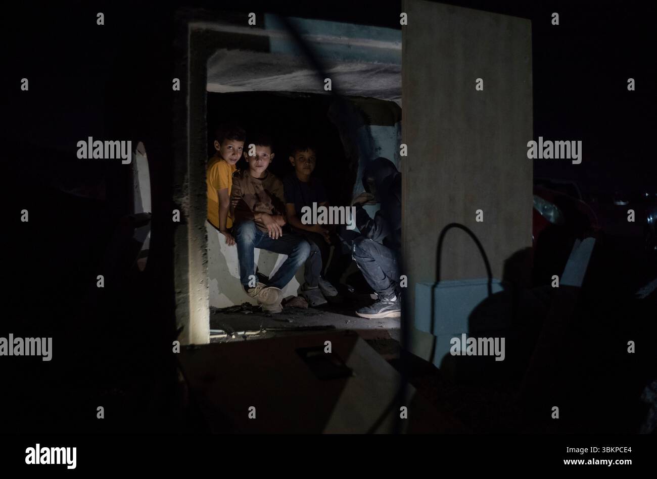 Al Bat, Israel. Juni 2025. Beduinenkinder versammeln sich in einem Tierheim, um sie vor eintreffenden iranischen Raketen im Dorf Al-bat zu schützen. Die Negev-Beduinen sind traditionell pastorale nomadische arabische Stämme, die bis in die spätere Hälfte des 19. Jahrhunderts zwischen Hidschas im Osten und der Sinai-Halbinsel im Westen wandern. Heute leben die meisten in der Negev-Region in Israel. Quelle: Ilia Yefimovich/dpa/Alamy Live News Stockfoto
