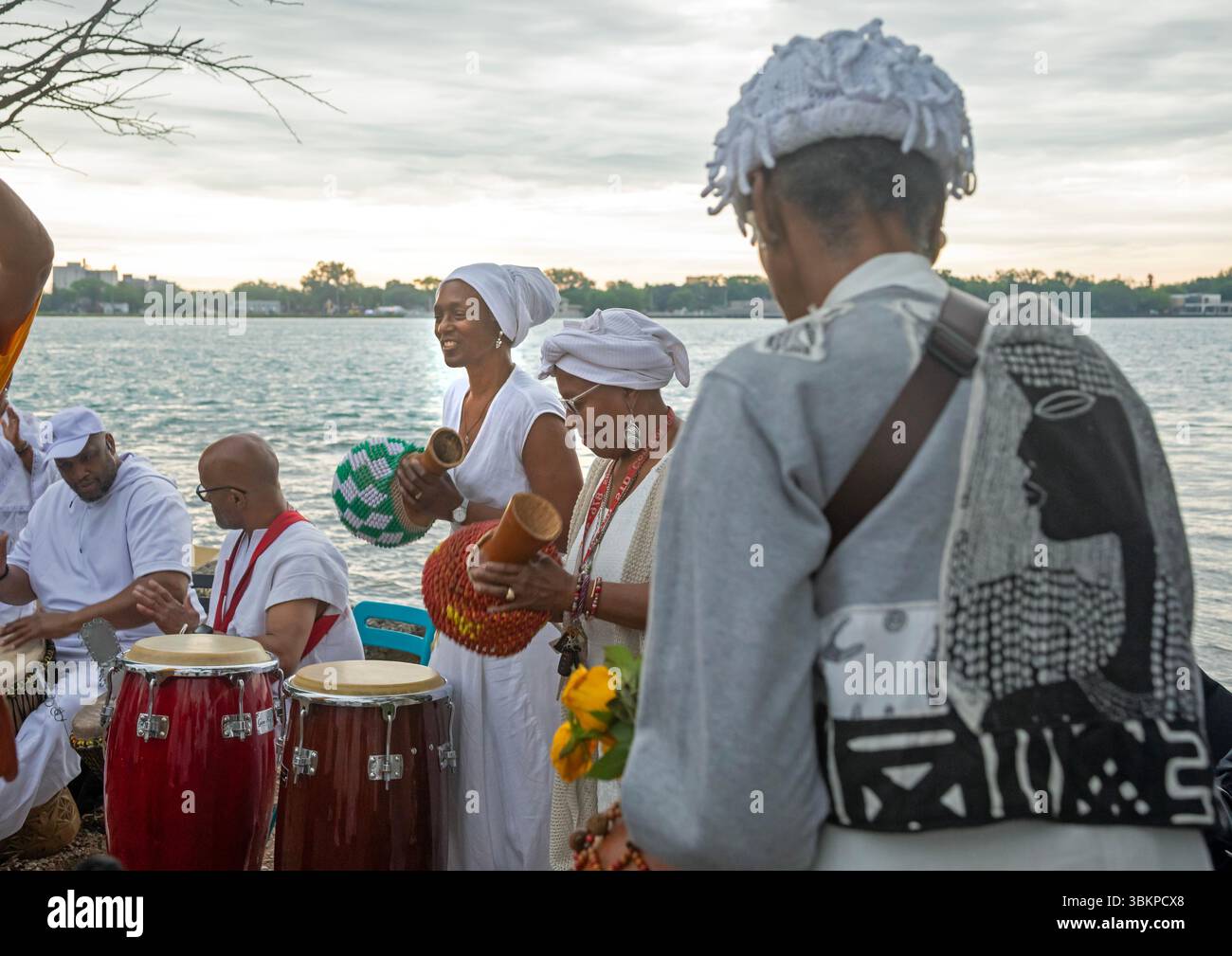 Detroit, Michigan, USA. Juni 2025. Afroamerikaner versammeln sich am Ufer des Detroit River, um an die im Sklavenhandel verlorenen Ahnen zu erinnern. Die jährliche Veranstaltung, bekannt als Karneval des Geistes, wird vom African Diaspora Ancestral Commemoration Institute organisiert. Quelle: Jim West/Alamy Live News Stockfoto