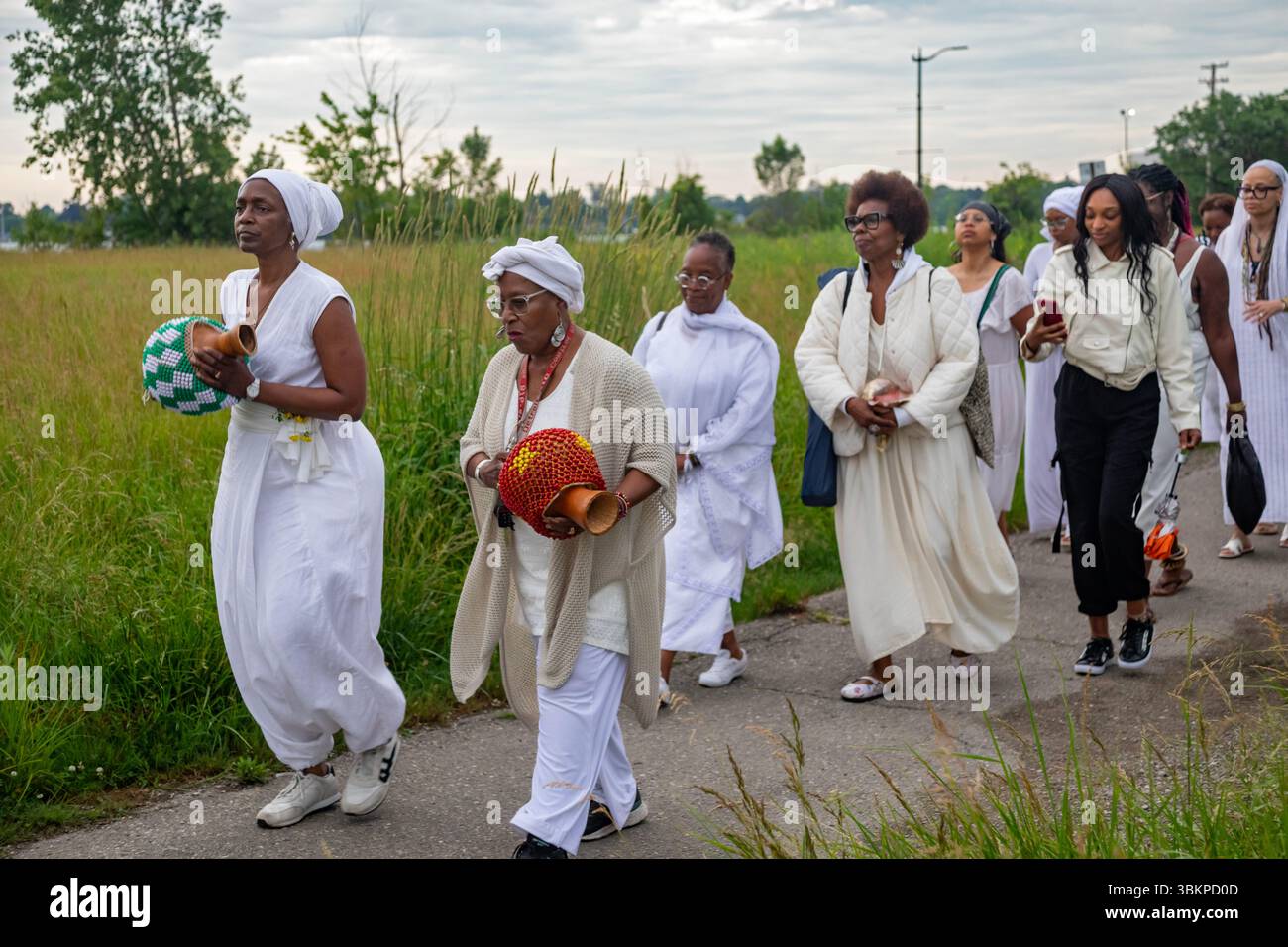 Detroit, Michigan, USA. Juni 2025. Afroamerikaner versammeln sich am Ufer des Detroit River, um an die im Sklavenhandel verlorenen Ahnen zu erinnern. Die jährliche Veranstaltung, bekannt als Karneval des Geistes, wird vom African Diaspora Ancestral Commemoration Institute organisiert. Quelle: Jim West/Alamy Live News Stockfoto