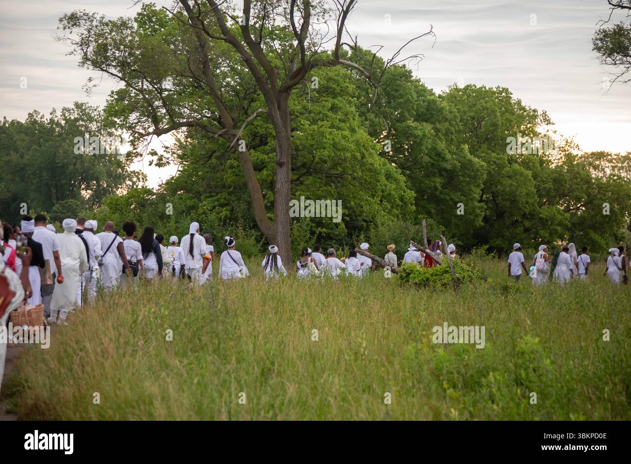 Detroit, Michigan, USA. Juni 2025. Afroamerikaner versammeln sich am Ufer des Detroit River, um an die im Sklavenhandel verlorenen Ahnen zu erinnern. Die jährliche Veranstaltung, bekannt als Karneval des Geistes, wird vom African Diaspora Ancestral Commemoration Institute organisiert. Quelle: Jim West/Alamy Live News Stockfoto