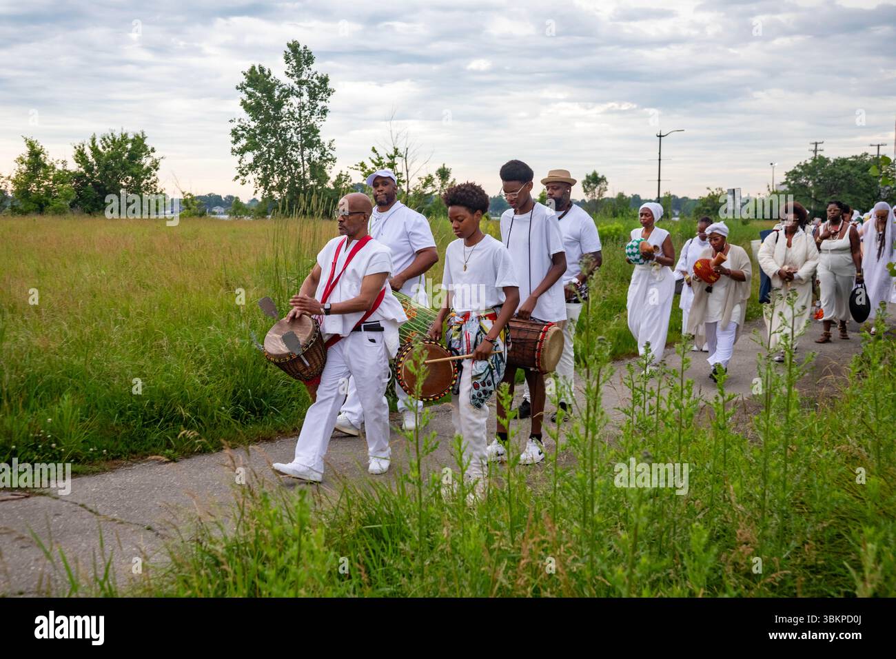 Detroit, Michigan, USA. Juni 2025. Afroamerikaner versammeln sich am Ufer des Detroit River, um an die im Sklavenhandel verlorenen Ahnen zu erinnern. Die jährliche Veranstaltung, bekannt als Karneval des Geistes, wird vom African Diaspora Ancestral Commemoration Institute organisiert. Quelle: Jim West/Alamy Live News Stockfoto