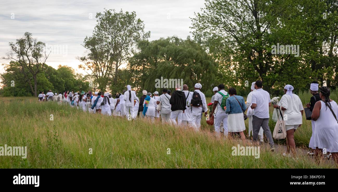 Detroit, Michigan, USA. Juni 2025. Afroamerikaner versammeln sich am Ufer des Detroit River, um an die im Sklavenhandel verlorenen Ahnen zu erinnern. Die jährliche Veranstaltung, bekannt als Karneval des Geistes, wird vom African Diaspora Ancestral Commemoration Institute organisiert. Quelle: Jim West/Alamy Live News Stockfoto