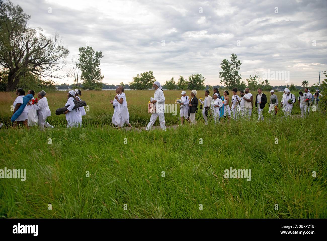 Detroit, Michigan, USA. Juni 2025. Afroamerikaner versammeln sich am Ufer des Detroit River, um an die im Sklavenhandel verlorenen Ahnen zu erinnern. Die jährliche Veranstaltung, bekannt als Karneval des Geistes, wird vom African Diaspora Ancestral Commemoration Institute organisiert. Quelle: Jim West/Alamy Live News Stockfoto