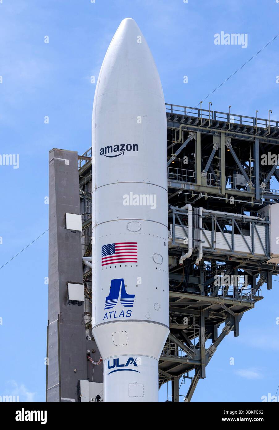 Cape Canaveral, Usa. Juni 2025. Die Atlas-V-Rakete der United Launch Alliance befindet sich am Sonntag, den 22. Juni 2025, auf dem Space Launch Complex 41 auf der Cape Canaveral Space Force Station in Cape Canaveral, Florida. Der erste Startversuch wurde 30 Minuten vor dem Abheben geschrubbt. Der Start der ULA ist nun für Montag, den 23. Juni, kurz nach Sonnenaufgang, geplant und wird die zweite Charge von Project Kuiper Satelliten für Amazon ins All bringen. Projekt Kuiper ist das Satelliten-Breitbandnetz von Amazon mit niedriger Erdumlaufbahn für Internetdienste auf der ganzen Welt. Foto: Pat Benic/UPI Credit: UPI/Alamy Live News Stockfoto