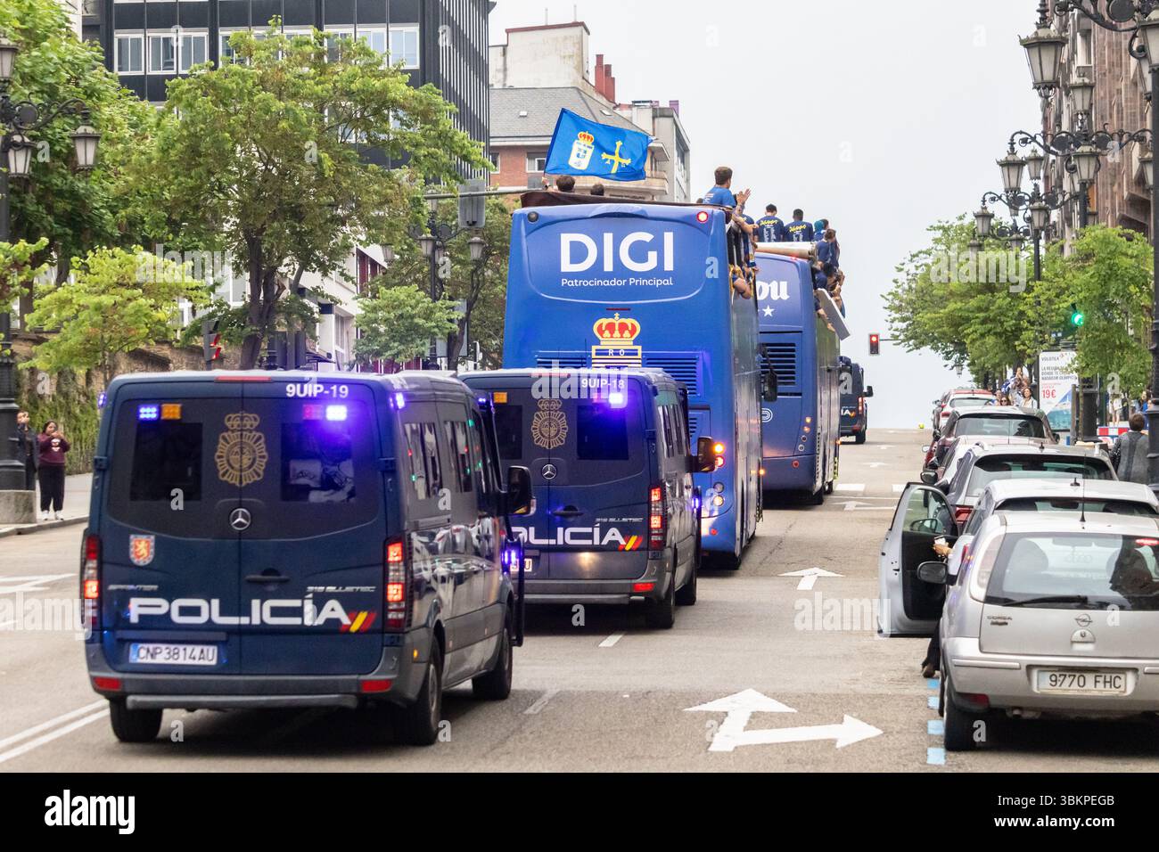 Oviedo, Spanien. Juni 2025. Der Konvoi kehrt zum Carlos Tartiere-Stadion zurück. Quelle: Javier Fernández Santiago / Alamy Live News. Stockfoto