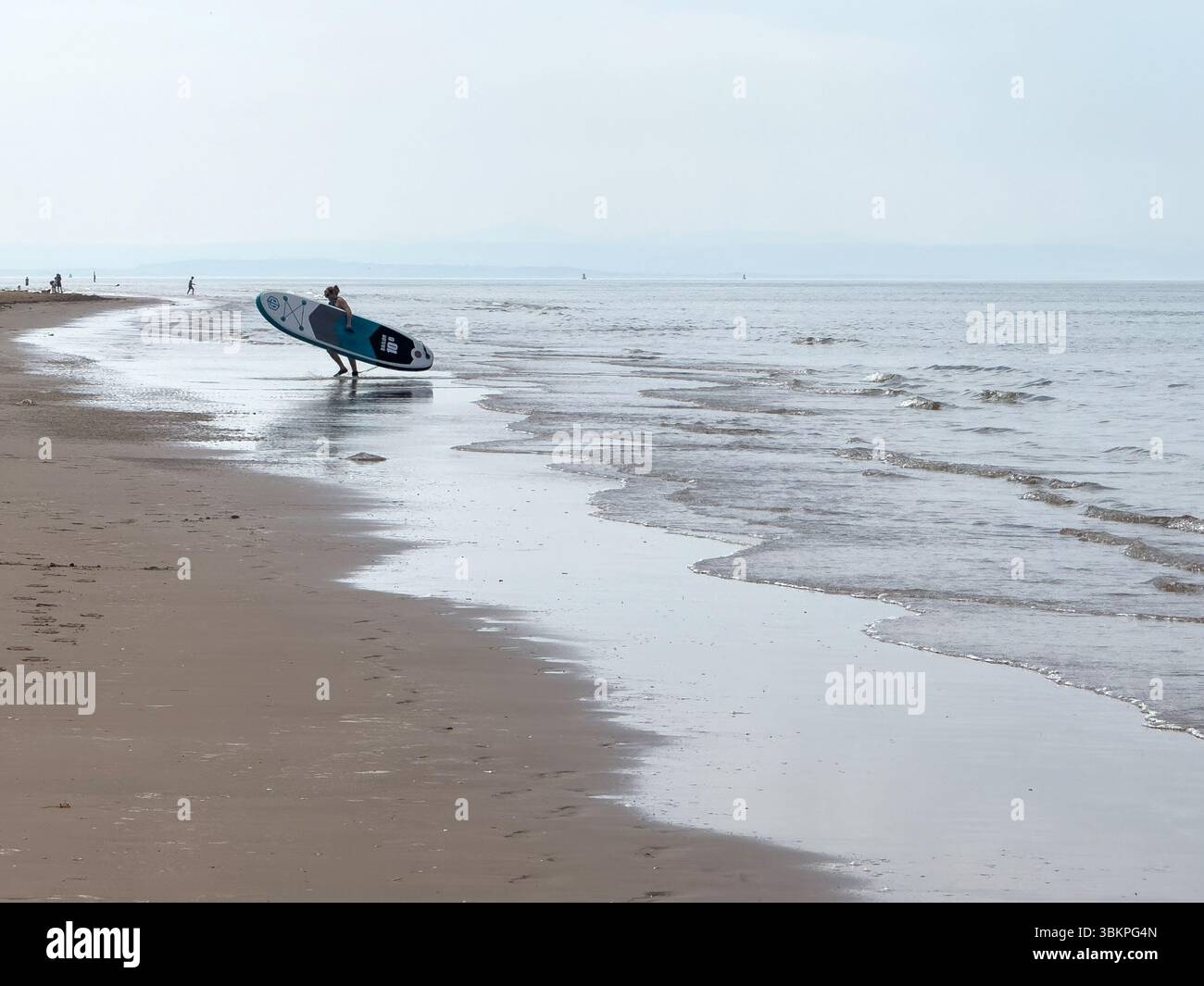Paddelboarding an der Küste von Sefton in Formby Stockfoto