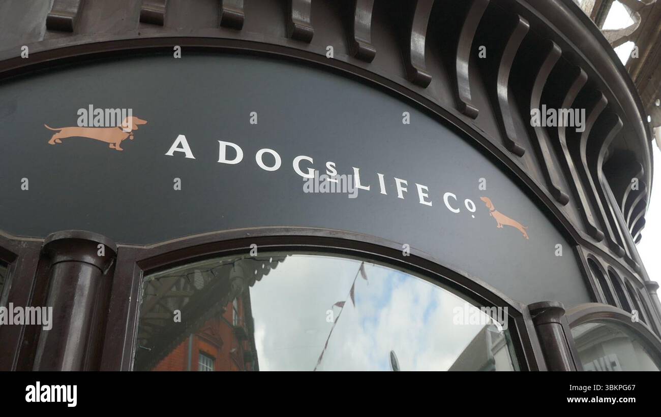 Windsor, England 28. Mai 2025 Ein DogÕs Life Shop am Bahnhof Windsor & Eton am 28. Mai 2025 in Windsor, England. Foto: Barry King/Alamy Stock Photo Stockfoto