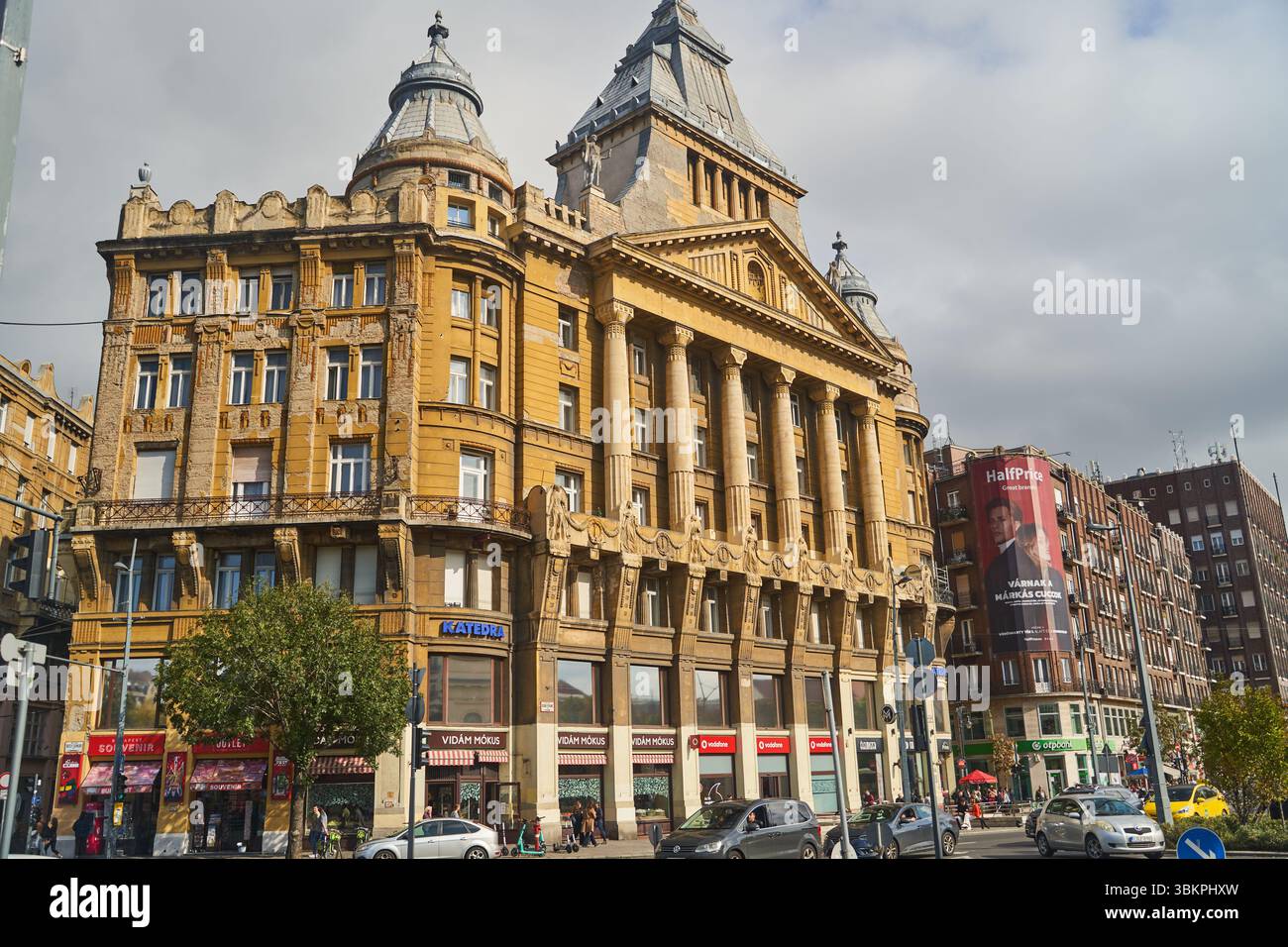 Ungarn, Budapest - 04.10.2022: Historisches Gebäude Mit Eleganter Architektur, Eingebettet In Die Städtische Umgebung Stockfoto