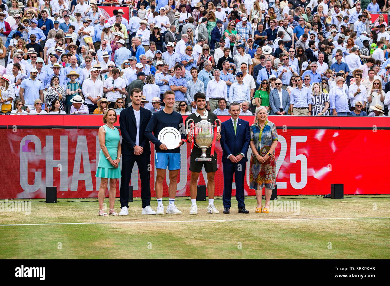 LONDON, VEREINIGTES KÖNIGREICH, 22. Juni: Jiri Lehecka (CZE) (Mitte letf) und Carlos Alcaraz (Mitte rechts) posieren bei der Präsentation während des ATP 500 Finales der HSBC Championships 2025 im Queen's Club am Sonntag, den 22. Juni 2025 in LONDON, VEREINIGTES KÖNIGREICH. Quelle: Taka Wu/Alamy Live News Stockfoto LONDON, VEREINIGTES KÖNIGREICH, 22. Juni: Jiri Lehecka (CZE) (Mitte letf) und Carlos Alcaraz (Mitte rechts) posieren bei der Präsentation während des ATP 500 Finales der HSBC Championships 2025 im Queen's Club am Sonntag, den 22. Juni 2025 in LONDON, VEREINIGTES KÖNIGREICH. Quelle: Taka Wu/Alamy Live News Stockfoto