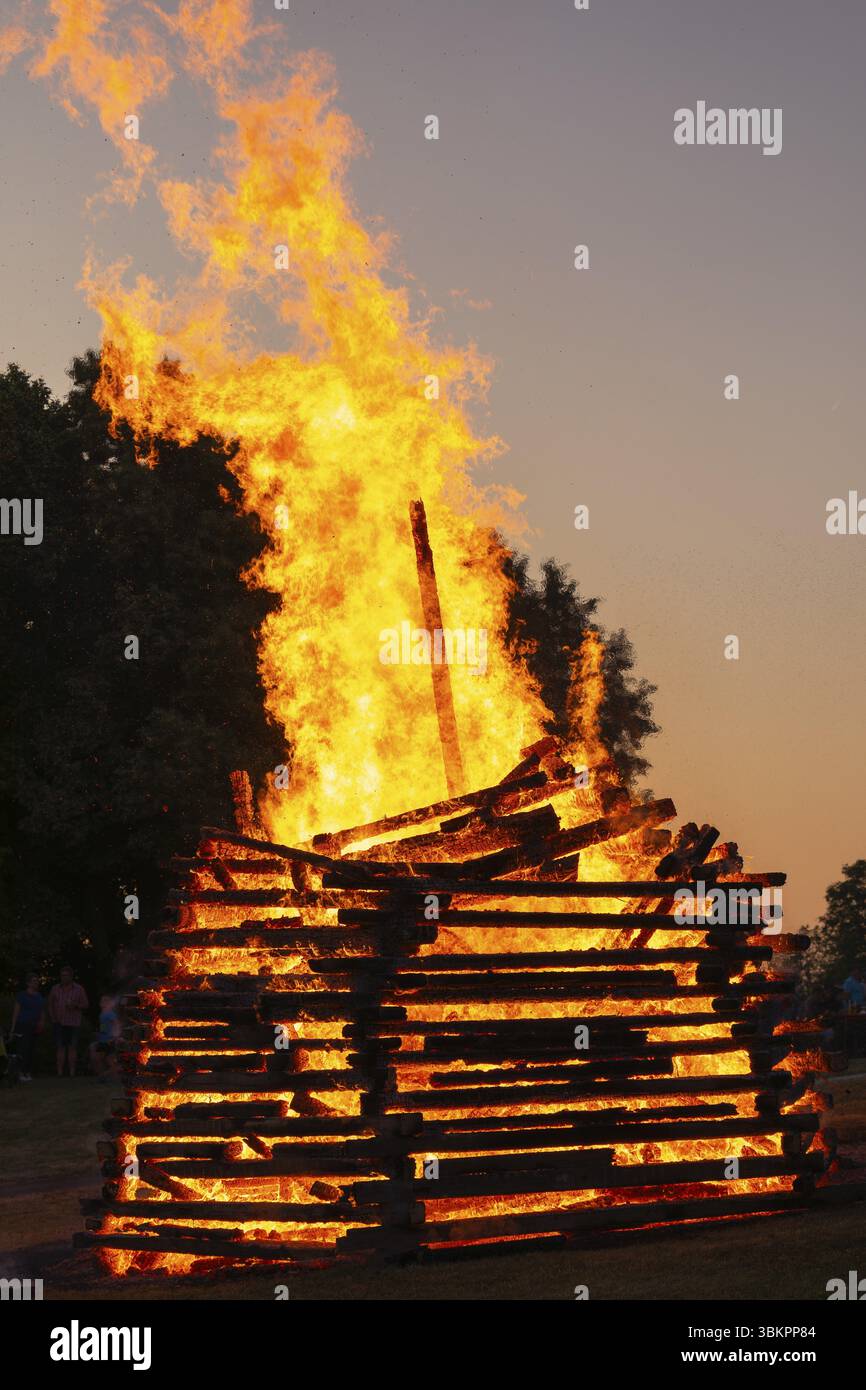 Zauberhafte Sommernacht am Mittsommerfeuer in Deutschland, Schwäbische Alb, Lenninger Tal Stockfoto